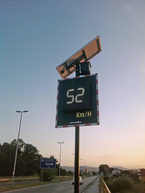 Saobraćajni radar sa displejom